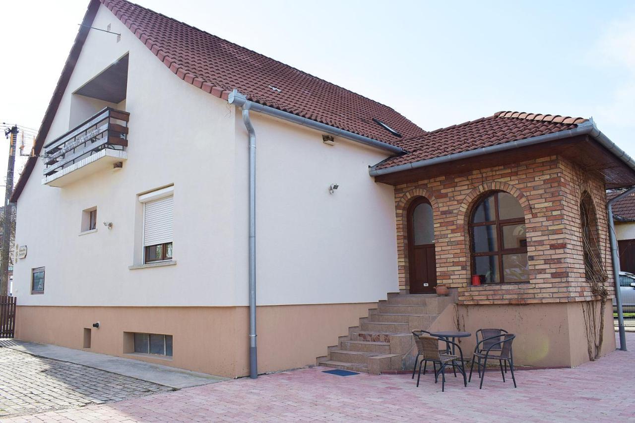 Borbaratok Vendeghaz Hotel Villány Exterior foto
