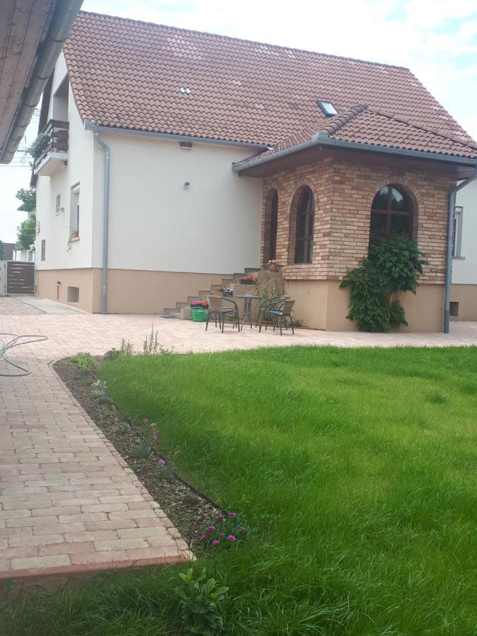 Borbaratok Vendeghaz Hotel Villány Exterior foto